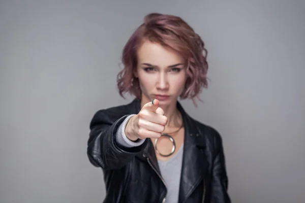 Retrato Una Mujer Hermosa Seria Con Peinado Corto Color Rosa —  Fotos de Stock