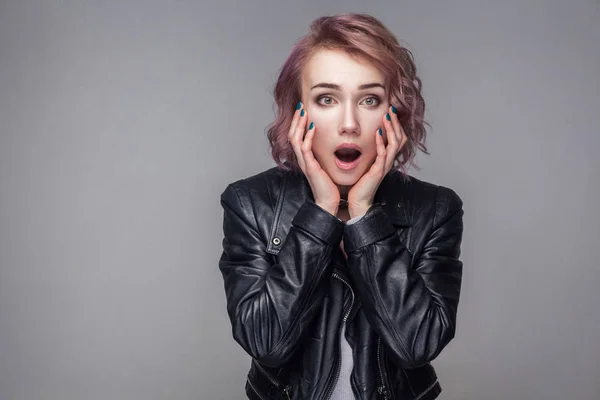 Retrato Mujer Conmocionada Con Peinado Corto Rosa Maquillaje Chaqueta Cuero —  Fotos de Stock