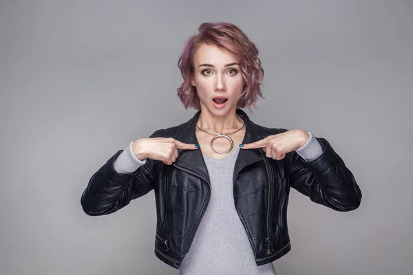 Portrait Une Belle Femme Choquée Avec Une Coiffure Rose Courte — Photo