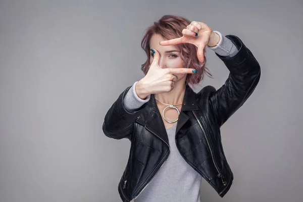 Retrato Mujer Hermosa Con Peinado Corto Rosa Maquillaje Chaqueta Cuero — Foto de Stock