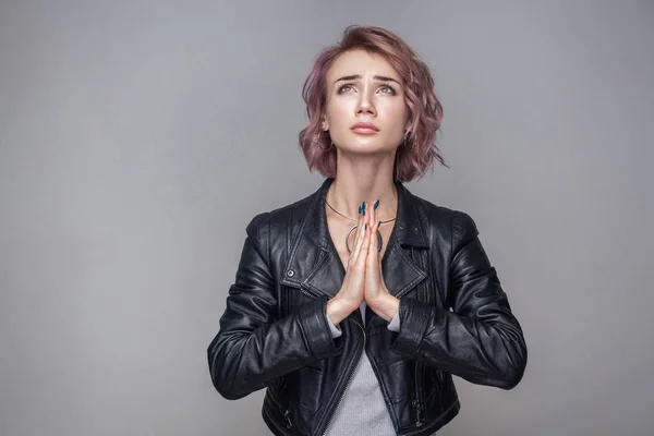 Retrato Oración Triste Hermosa Mujer Con Peinado Corto Color Rosa —  Fotos de Stock