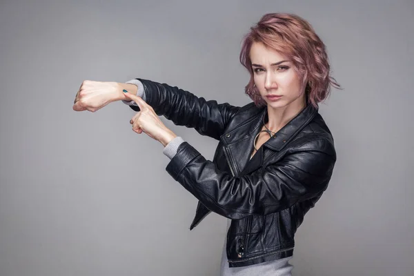 Portrait Une Belle Femme Sérieuse Avec Une Coiffure Rose Courte — Photo