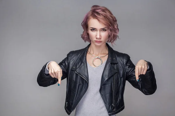 Retrato Mujer Seria Mandona Con Peinado Corto Rosa Maquillaje Chaqueta —  Fotos de Stock