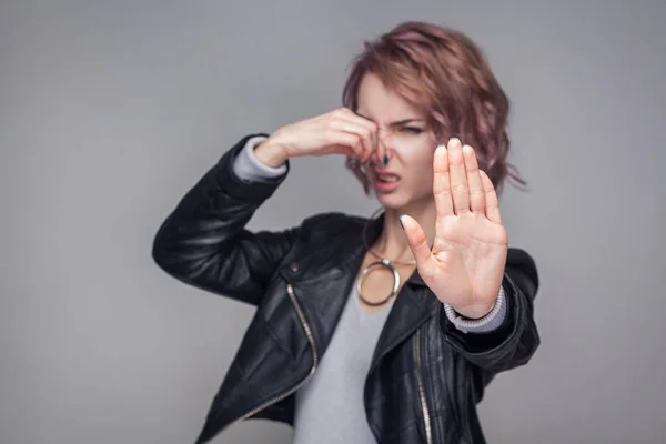 Retrato Mujer Hermosa Con Peinado Corto Rosa Maquillaje Chaqueta Cuero —  Fotos de Stock