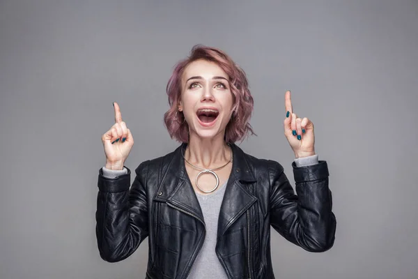 Portrait Amazed Beautiful Woman Short Pink Hairstyle Makeup Black Leather — Stock Photo, Image