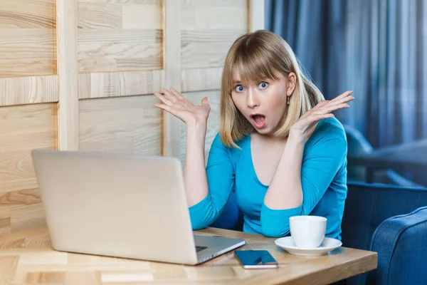 Emotional Shocked Young Businesswoman Blue Blouse Surprised Big Eyes Raised — Stock Photo, Image