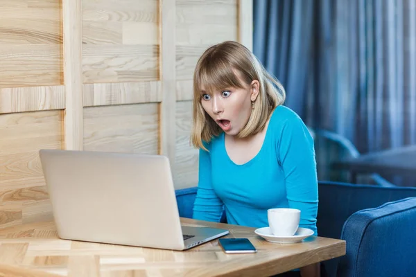 Emotional Shocked Young Businesswoman Blue Blouse Surprised Big Eyes Reading — Stock Photo, Image