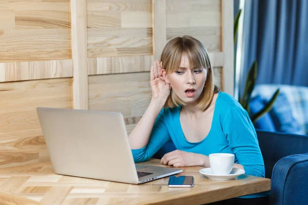 Attraktive Interessante Freiberuflerin Blauer Bluse Die Hand Ohr Lehnt Während — Stockfoto