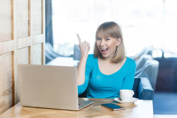 Kreative Positive Freiberuflerin Blauer Bluse Sitzt Café Und Arbeitet Laptop — Stockfoto