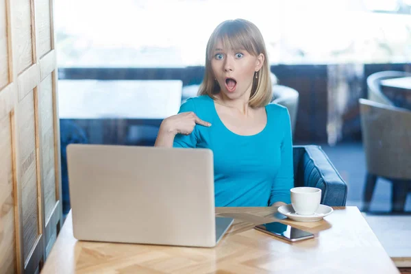 Überraschte Frau Blauer Bluse Zeigt Mit Dem Finger Auf Sich — Stockfoto