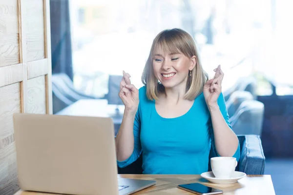 Mladá Žena Volné Noze Modrá Halenka Zavřel Oči Palce Posezení — Stock fotografie