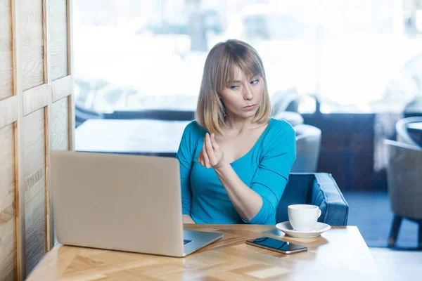 Portrait Interesting Young Freelancer Blue Blouse Sitting Cafe Showing Cash — Stock Photo, Image