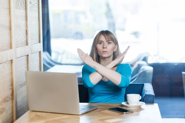 Porträt Einer Aggressiven Frau Mit Blonden Haaren Bluse Die Café — Stockfoto