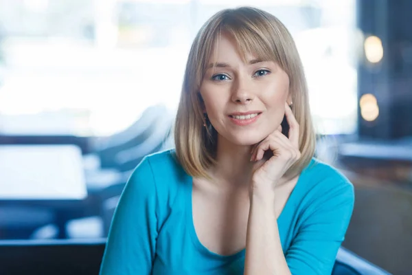 Attraktiv Blond Ung Kvinna Blå Shirt Med Makeup Sitter Och — Stockfoto
