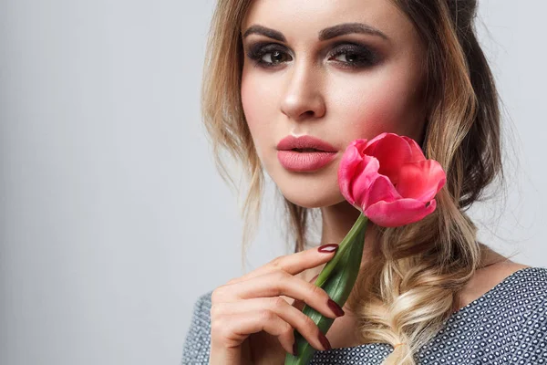 Portrét Atraktivní Modelka Šedé Šaty Make Účes Drží Tulipán Při — Stock fotografie