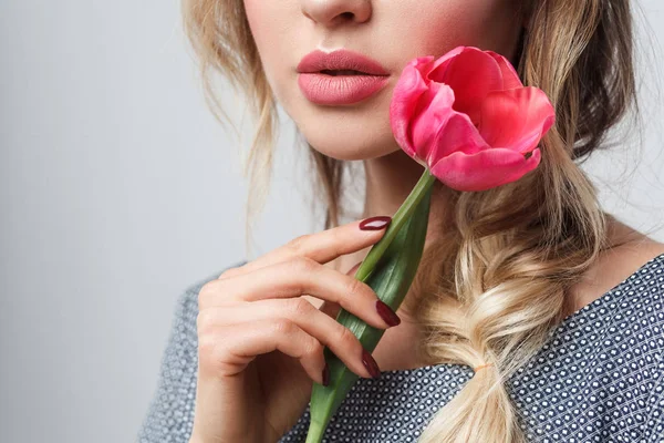 Modelo Moda Atraente Com Lábios Sensuais Segurando Tulipa Com Ternura — Fotografia de Stock