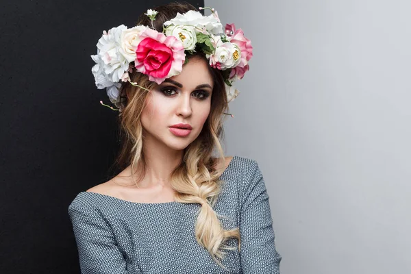 Retrato Belo Modelo Moda Atraente Vestido Cinza Com Maquiagem Flores — Fotografia de Stock