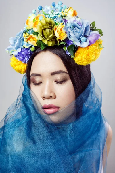 Çiçek Şapka Açık Gri Renkli Kapalı Gözler Ile Poz Mavi — Stok fotoğraf