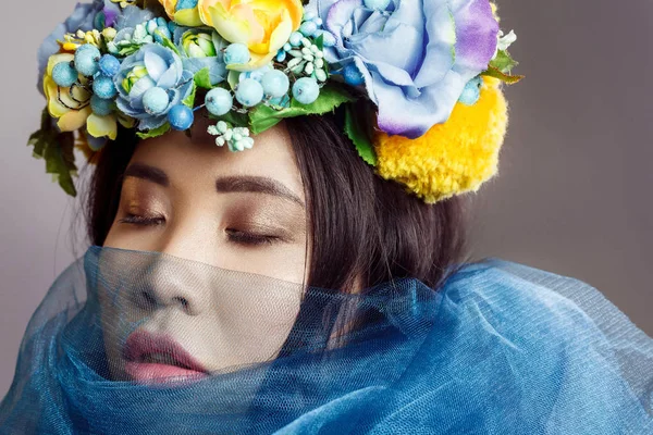 Porträtt Attraktiva Asiatisk Kvinna Med Blommig Hatt Och Blå Slöja — Stockfoto