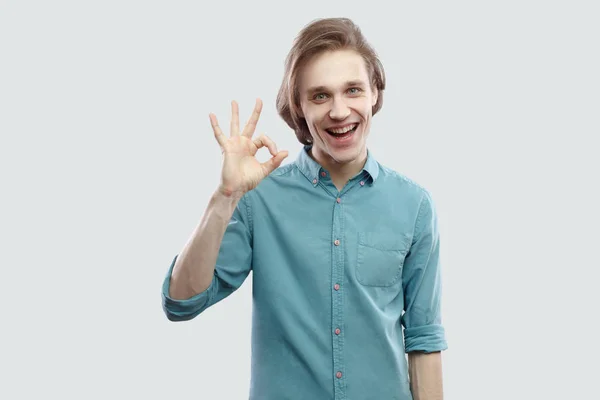 Retrato Feliz Diente Sonriente Hombre Rubio Pelo Largo Camisa Azul — Foto de Stock