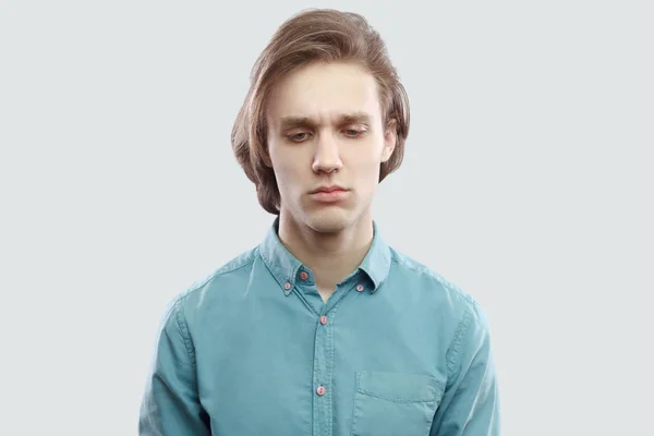 Retrato Triste Preocupado Homem Loiro Cabelos Longos Camisa Azul Segurando — Fotografia de Stock