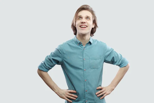 Retrato Hombre Rubio Pelo Largo Feliz Con Camisa Azul Pie — Foto de Stock