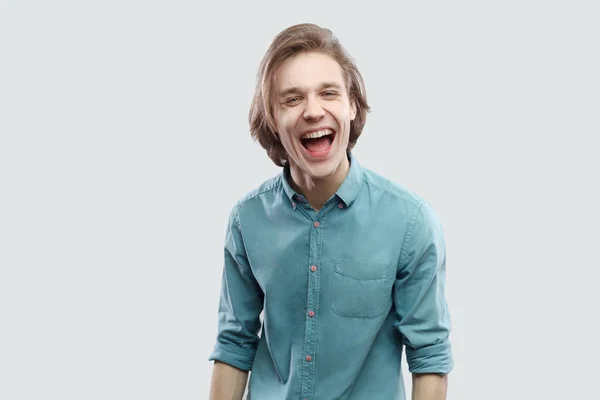 Retrato Divertido Hombre Rubio Pelo Largo Feliz Camisa Azul Riendo — Foto de Stock