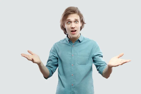 Retrato Del Hombre Sorprendido Camisa Azul Pie Con Los Brazos — Foto de Stock