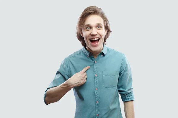 Retrato Sorprendido Hombre Rubio Pelo Largo Sorprendido Con Camisa Azul — Foto de Stock