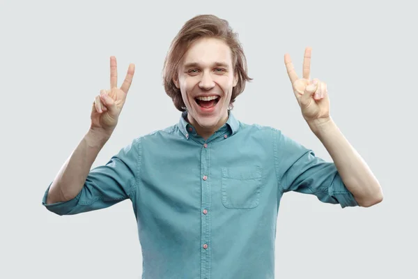 Retrato Hombre Rubio Pelo Largo Feliz Camisa Azul Mirando Cámara — Foto de Stock