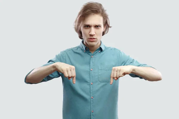 Retrato Homem Loiro Cabelos Longos Sério Camisa Azul Olhando Para — Fotografia de Stock