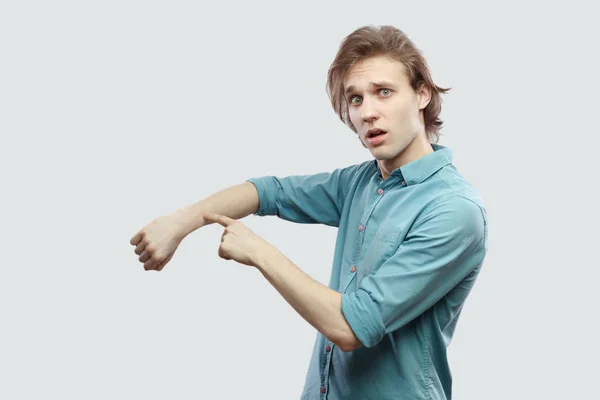 Retrato Preocupação Homem Loiro Cabelos Longos Camisa Azul Mostrando Tempo — Fotografia de Stock