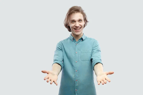 Retrato Feliz Hombre Rubio Pelo Largo Genial Con Camisa Azul — Foto de Stock