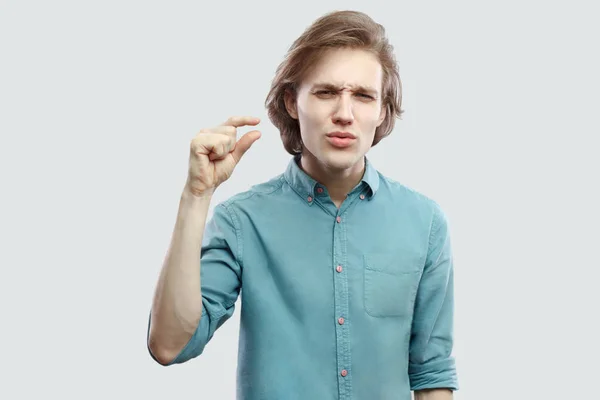 Retrato Esperançoso Homem Loiro Cabelos Longos Camisa Azul Mostrando Pequeno — Fotografia de Stock