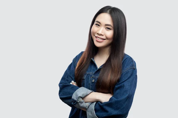 Nöjda Vacker Brunett Asiatisk Ung Kvinna Casual Blå Denim Jacka — Stockfoto