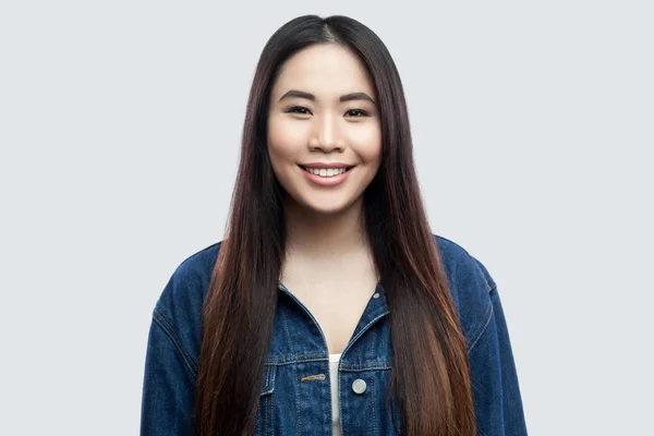 Porträtt Glad Vacker Brunett Asiatisk Ung Kvinna Casual Blå Denim — Stockfoto