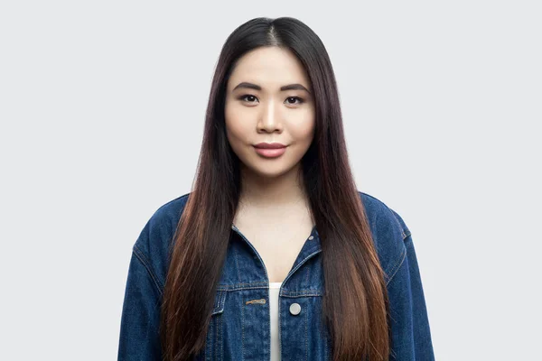 Vacker Brunett Asiatisk Ung Kvinna Casual Blå Denim Jacka Med — Stockfoto