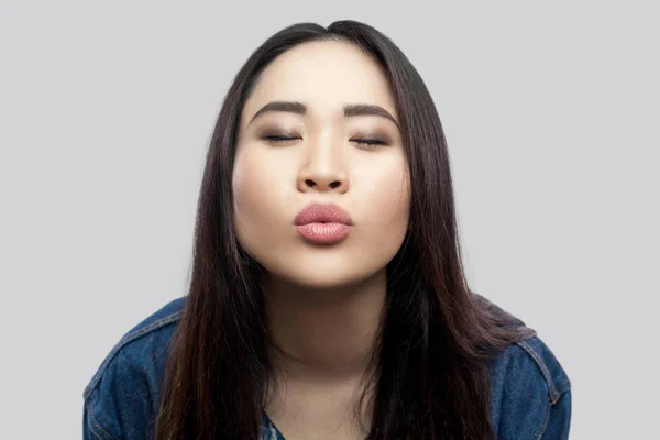 Love Vacker Brunett Asiatisk Ung Kvinna Casual Blå Denim Jacka — Stockfoto