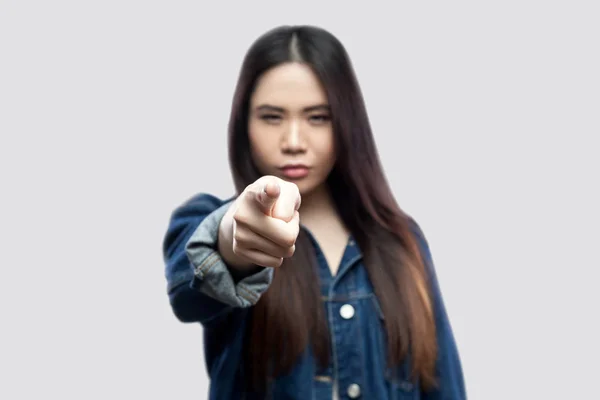Allvarlig Vacker Brunett Asiatisk Ung Kvinna Casual Blå Denim Jacka — Stockfoto