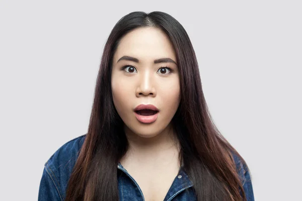 Chocado Bela Morena Asiática Jovem Mulher Casual Azul Jaqueta Olhando — Fotografia de Stock