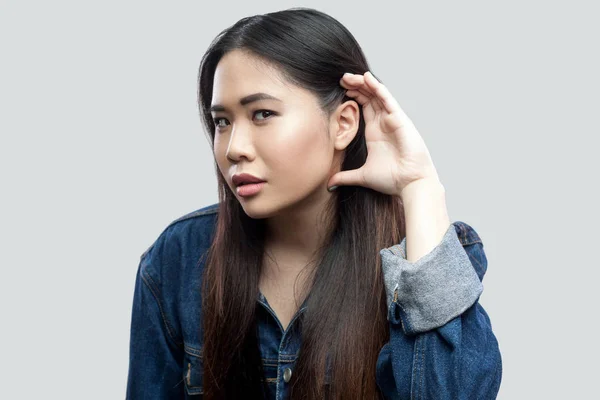 Atencioso Bela Morena Asiático Jovem Mulher Casual Azul Jaqueta Segurando — Fotografia de Stock
