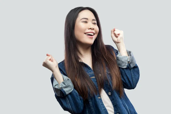 Glad Överraskad Vinnare Vacker Brunett Asiatisk Ung Kvinna Casual Blå — Stockfoto