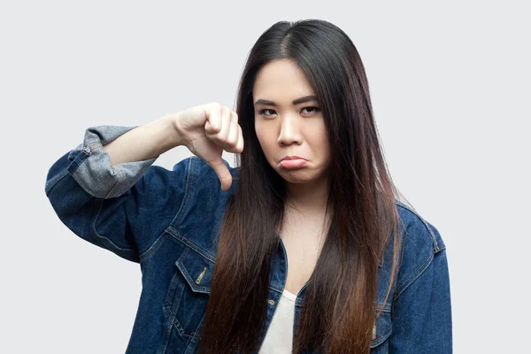 Insatisfeito Bela Morena Asiático Jovem Mulher Casual Azul Jaqueta Olhando — Fotografia de Stock