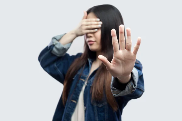 Aziatische Brunette Jonge Vrouw Bang Casual Blauw Denim Jasje Permanent — Stockfoto