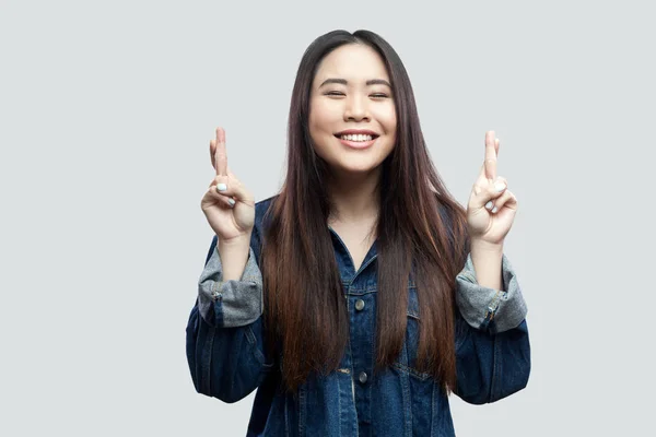 Hoppfull Vacker Brunett Asiatisk Ung Kvinna Casual Blå Denim Jacka — Stockfoto