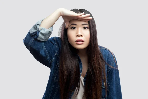 Atenta Hermosa Morena Asiática Joven Mujer Chaqueta Mezclilla Azul Casual —  Fotos de Stock