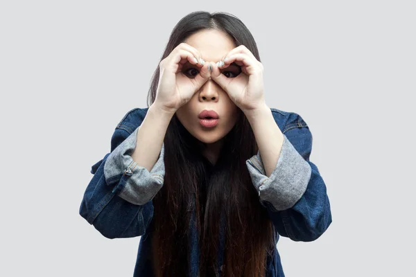 Amazed Beautiful Brunette Asian Woman Casual Blue Denim Jacket Binoculars — Stock Photo, Image