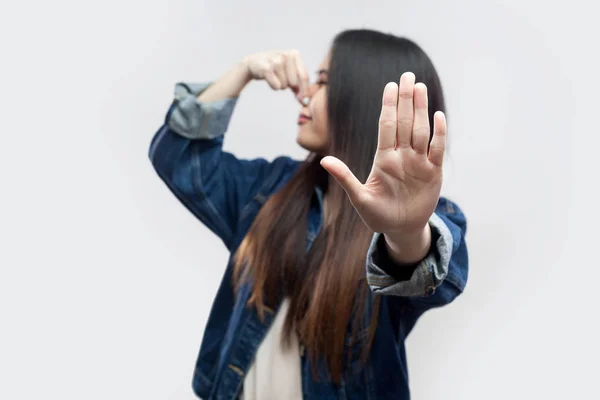 Brünette Asiatische Junge Frau Lässiger Blauer Jeansjacke Kneift Ihre Nase — Stockfoto