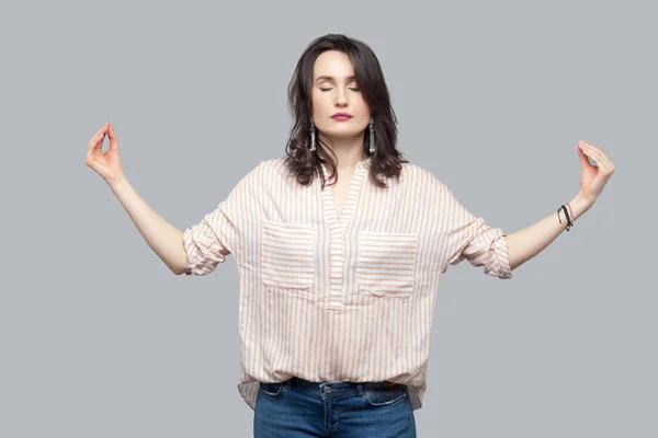 Kalm Aantrekkelijke Brunette Vrouw Casual Gestreept Oranje Shirt Met Make — Stockfoto