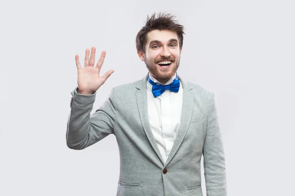 Emocionado Hombre Barbudo Guapo Feliz Traje Gris Casual Corbata Lazo — Foto de Stock